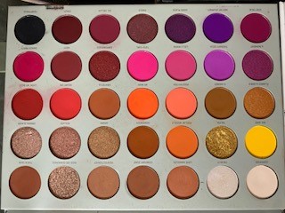 photo of my Jaclyn hill x morphe palette used by black woman